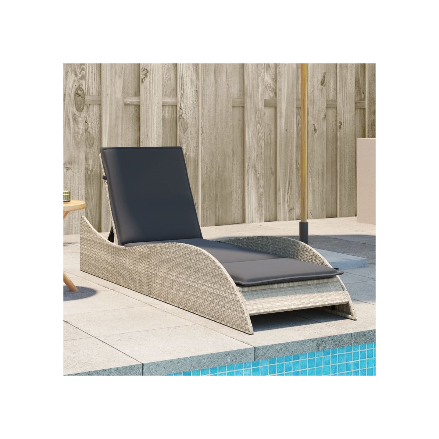 Chaise longue avec coussin gris clair 60x205x73 cm poly rotin
