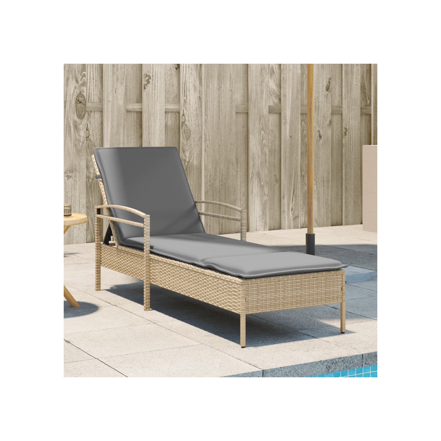 Chaise longue avec coussin beige 63x200x81 cm résine tressée