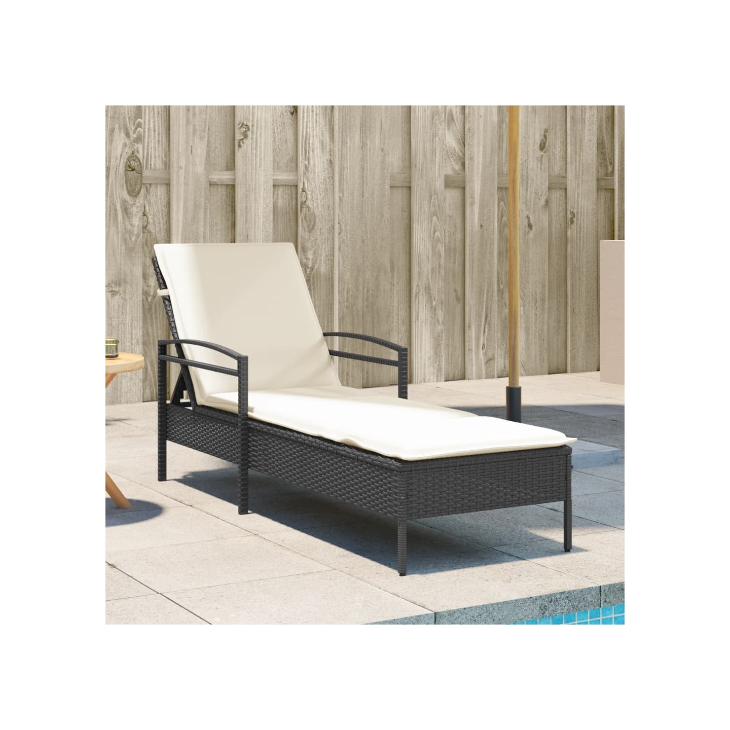 Chaise longue avec coussin noir 63x200x81 cm résine tressée