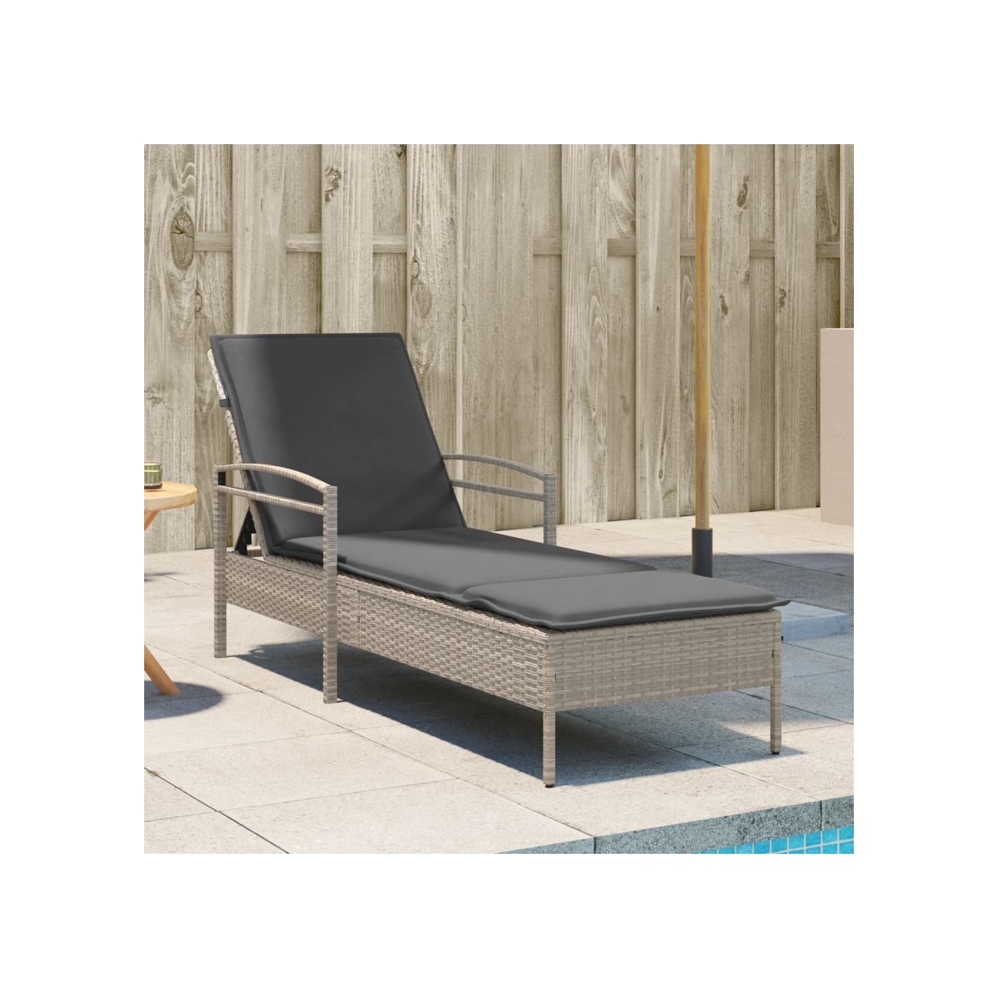Chaise longue et coussin gris clair 63x200x81 cm résine tressée