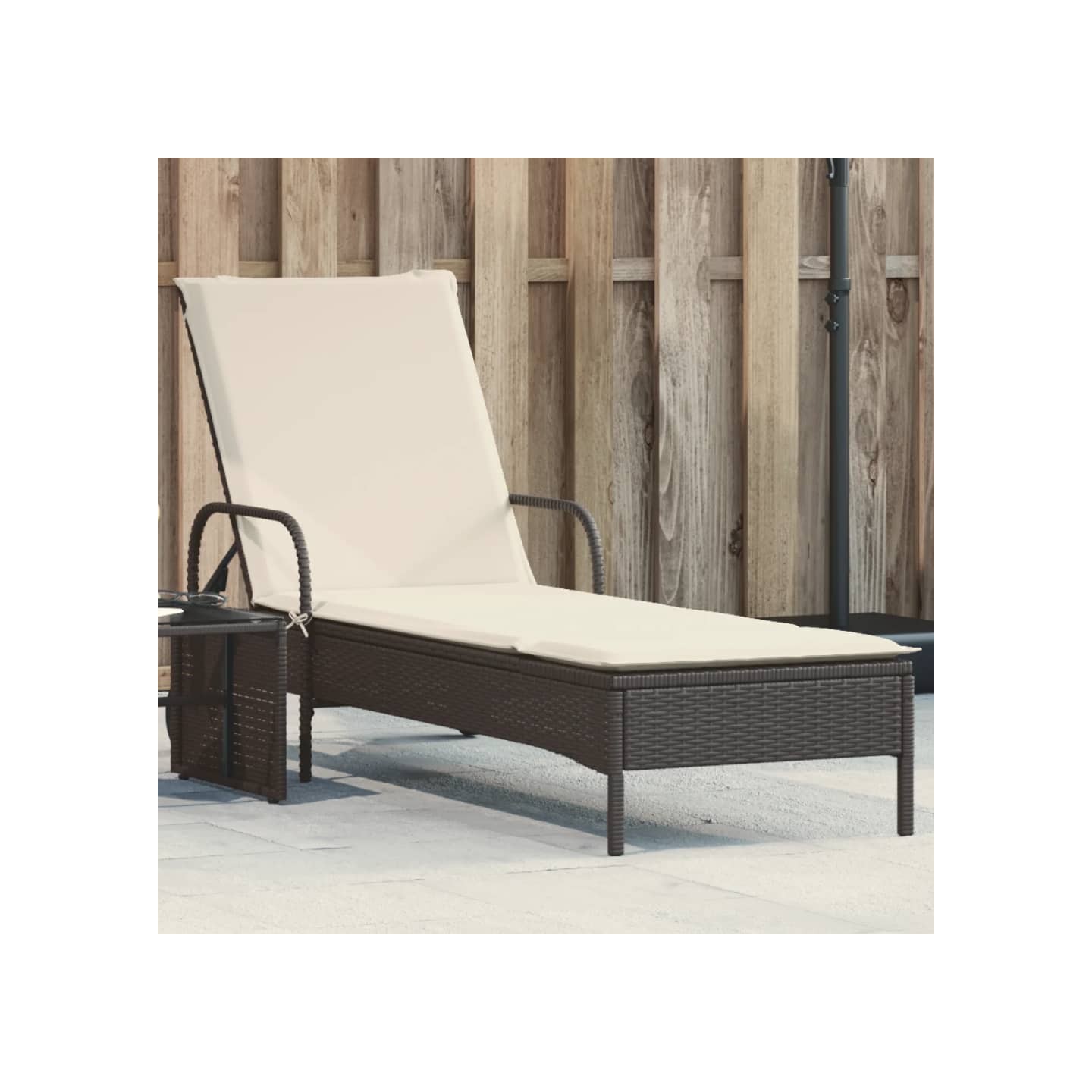 Chaise longue avec roues et coussin noir résine tressée