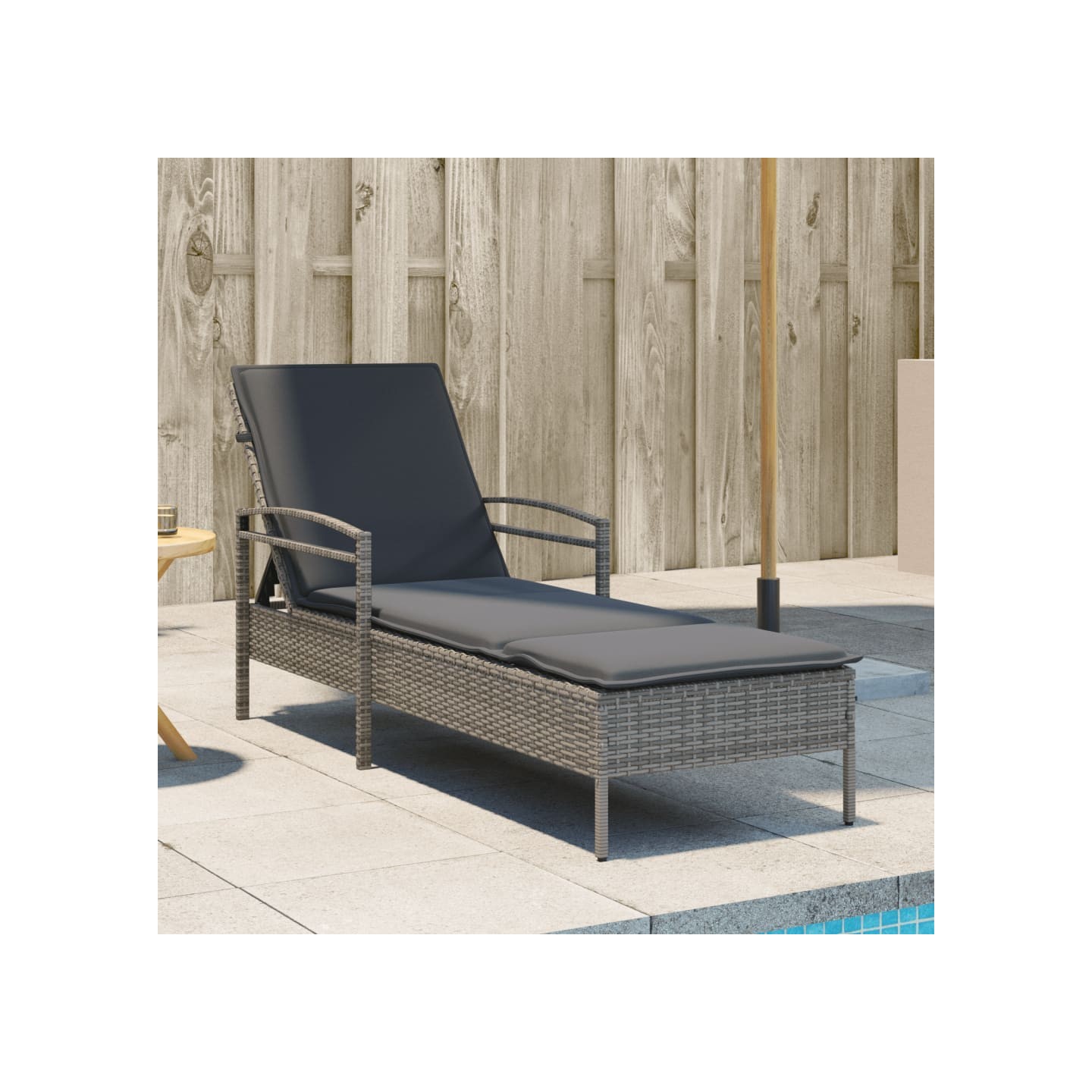 Chaise longue avec coussin gris 63x200x81 cm résine tressée