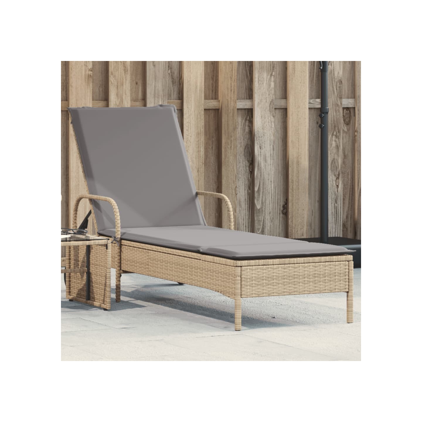 Chaise longue avec roues et coussin beige résine tressée