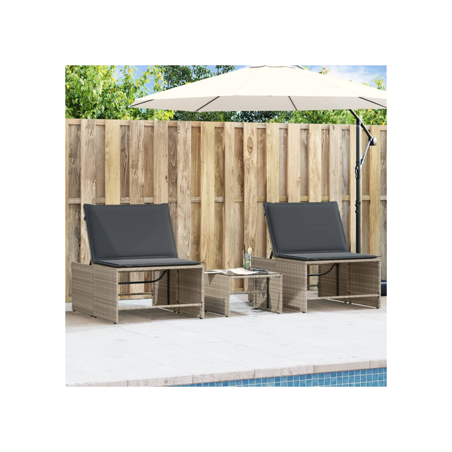 Chaises longues 2 pièces avec table en résine tressée gris clair
