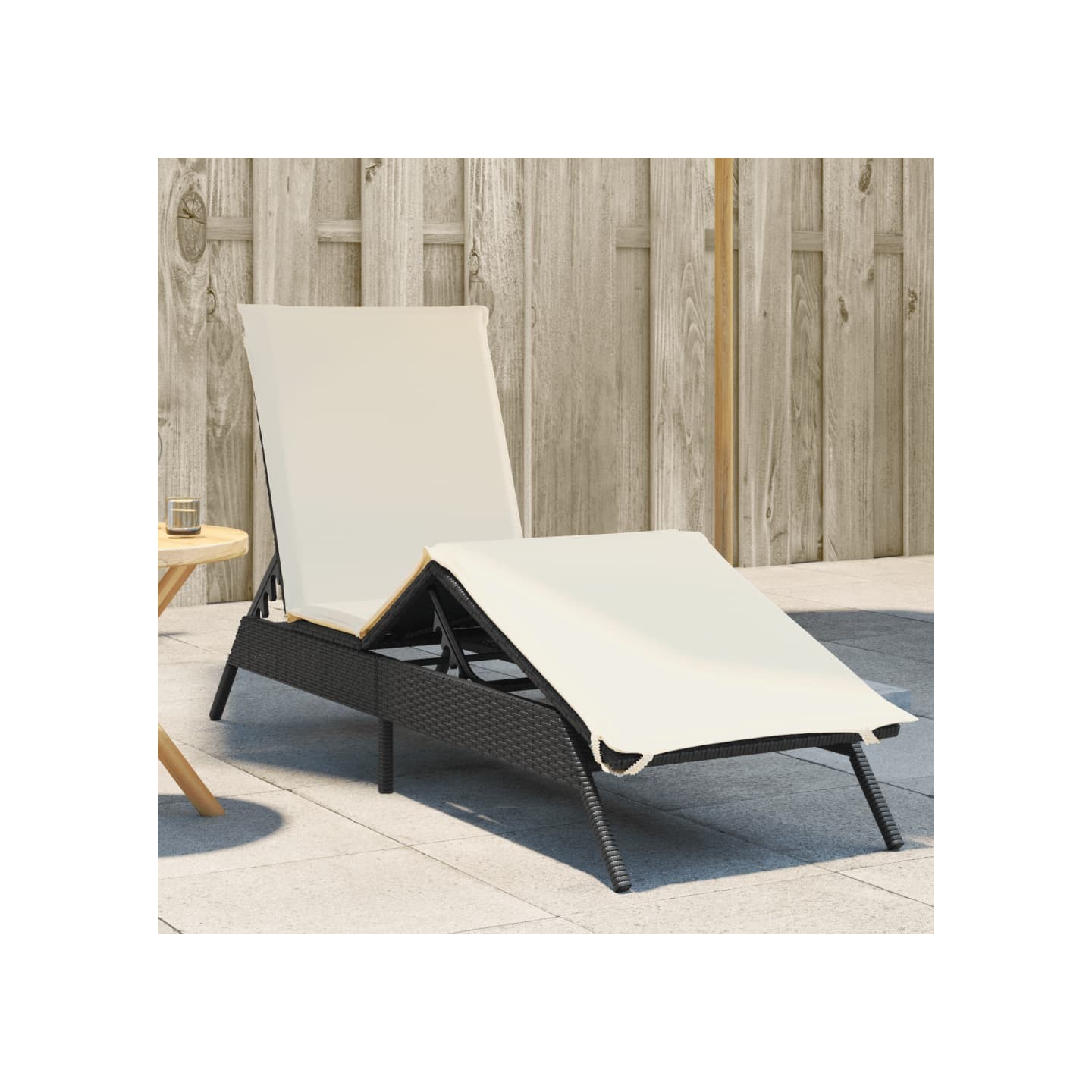 Chaise longue avec coussin noir résine tressée
