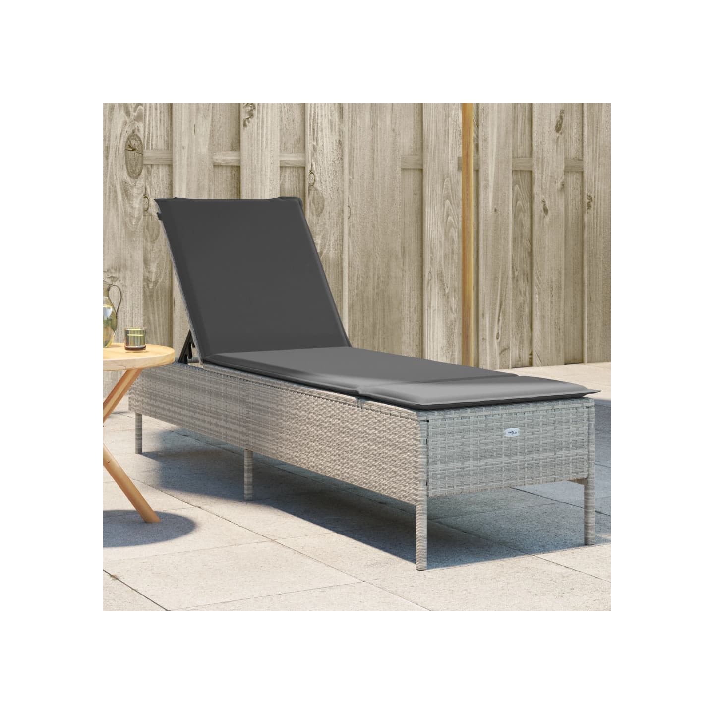 Chaise longue avec coussin gris clair résine tressée