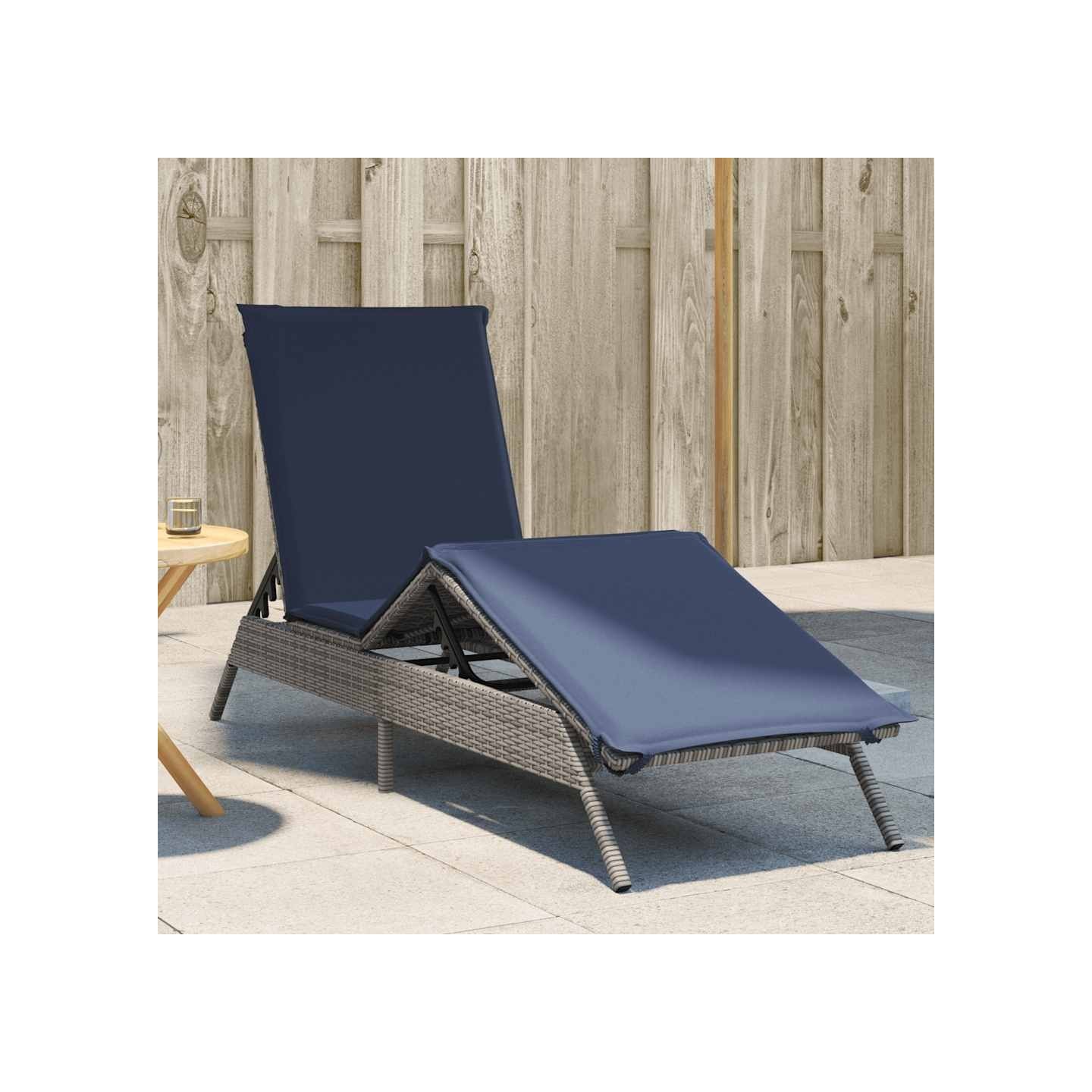 Chaise longue avec coussin gris résine tressée