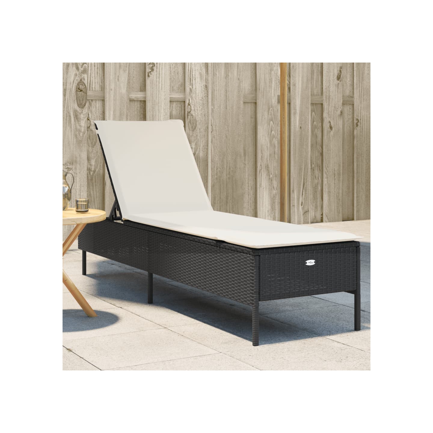 Chaise longue avec coussin noir résine tressée