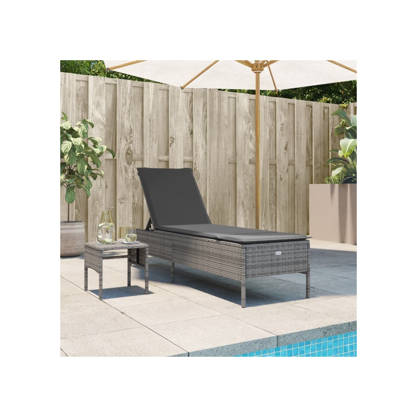 Chaise longue avec table et coussin gris résine tressée