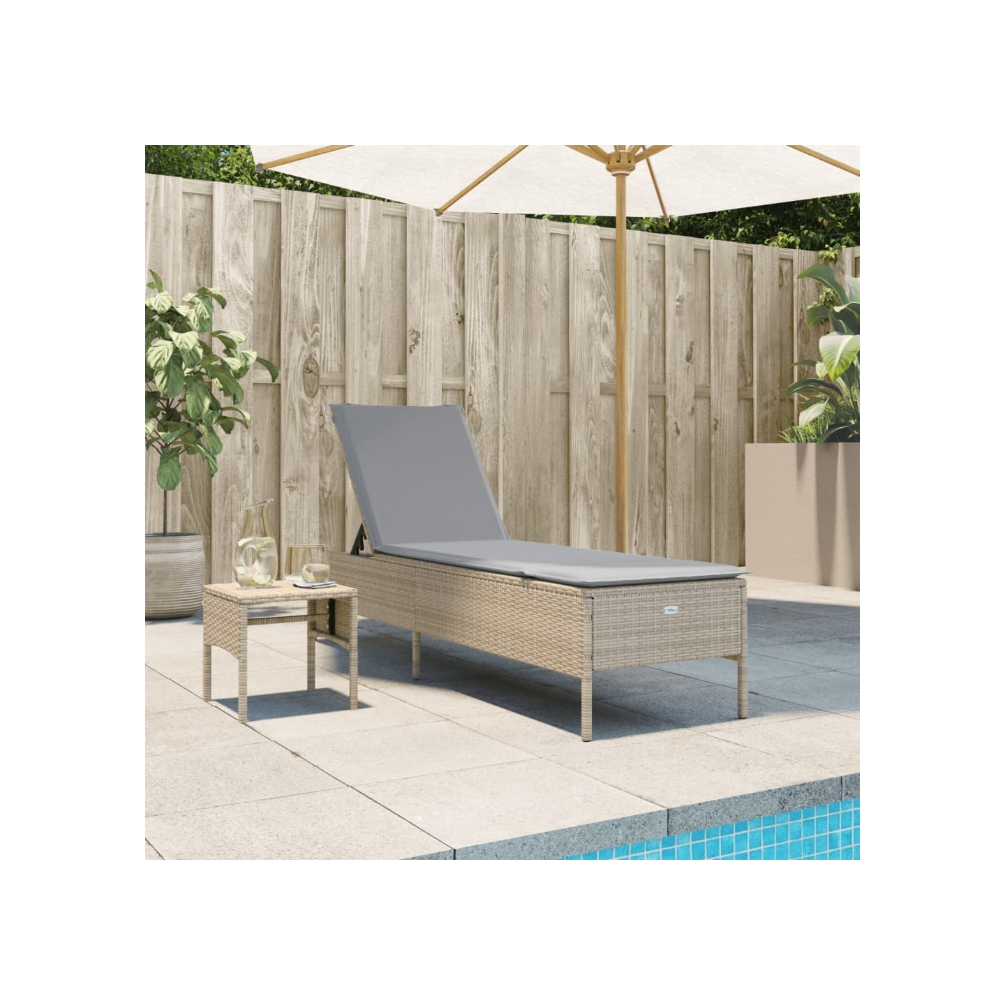 Chaise longue avec table et coussin beige résine tressée