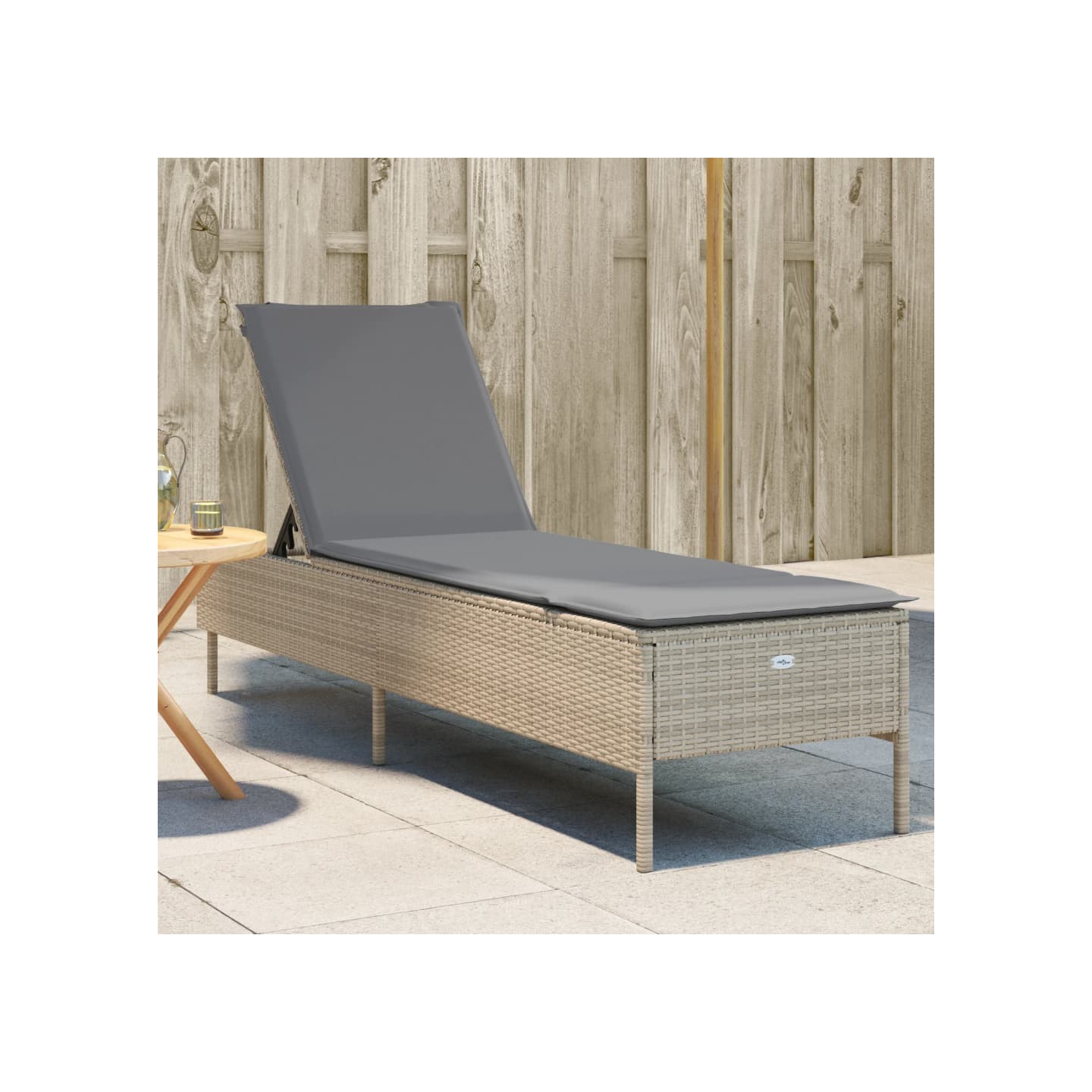 Chaise longue avec coussin beige résine tressée