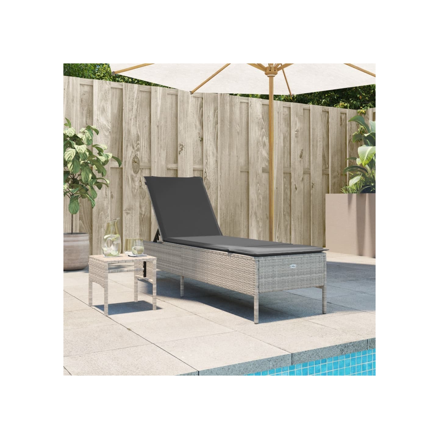 Chaise longue avec table et coussin gris clair résine tressée