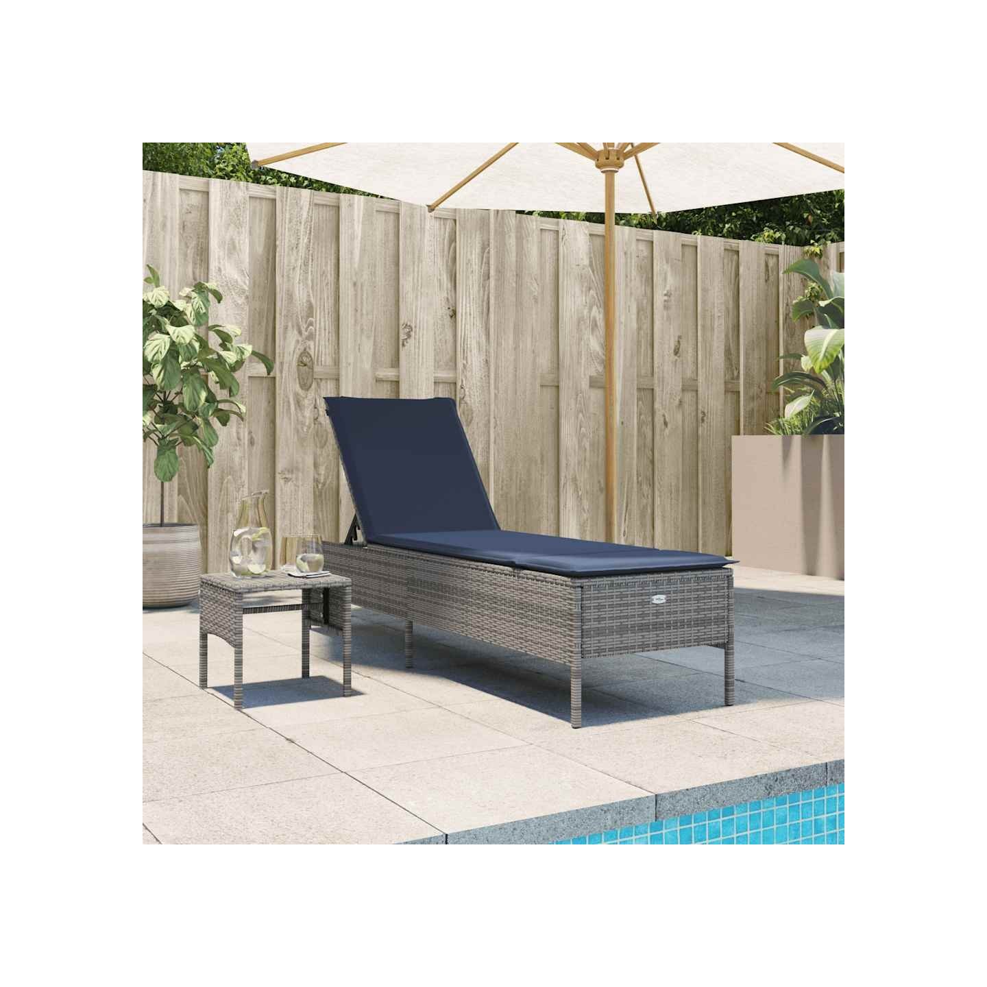 Chaise longue avec table et coussin gris résine tressée