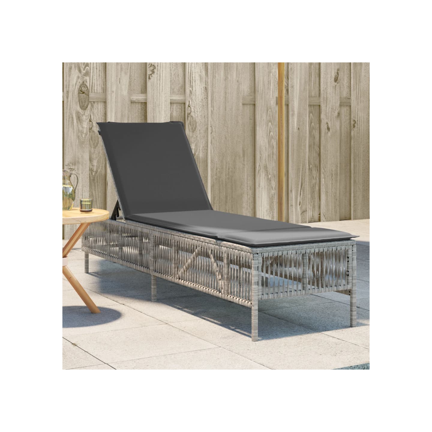 Chaise longue avec coussin gris clair résine tressée