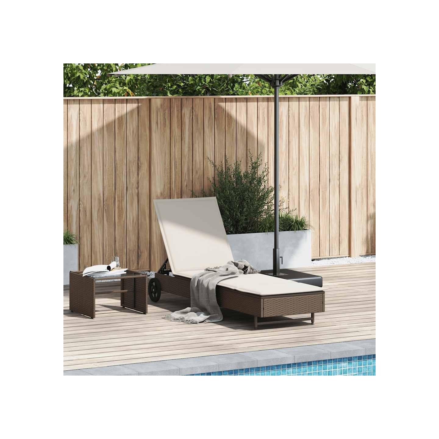 Chaise longue avec roues et coussin marron résine tressée