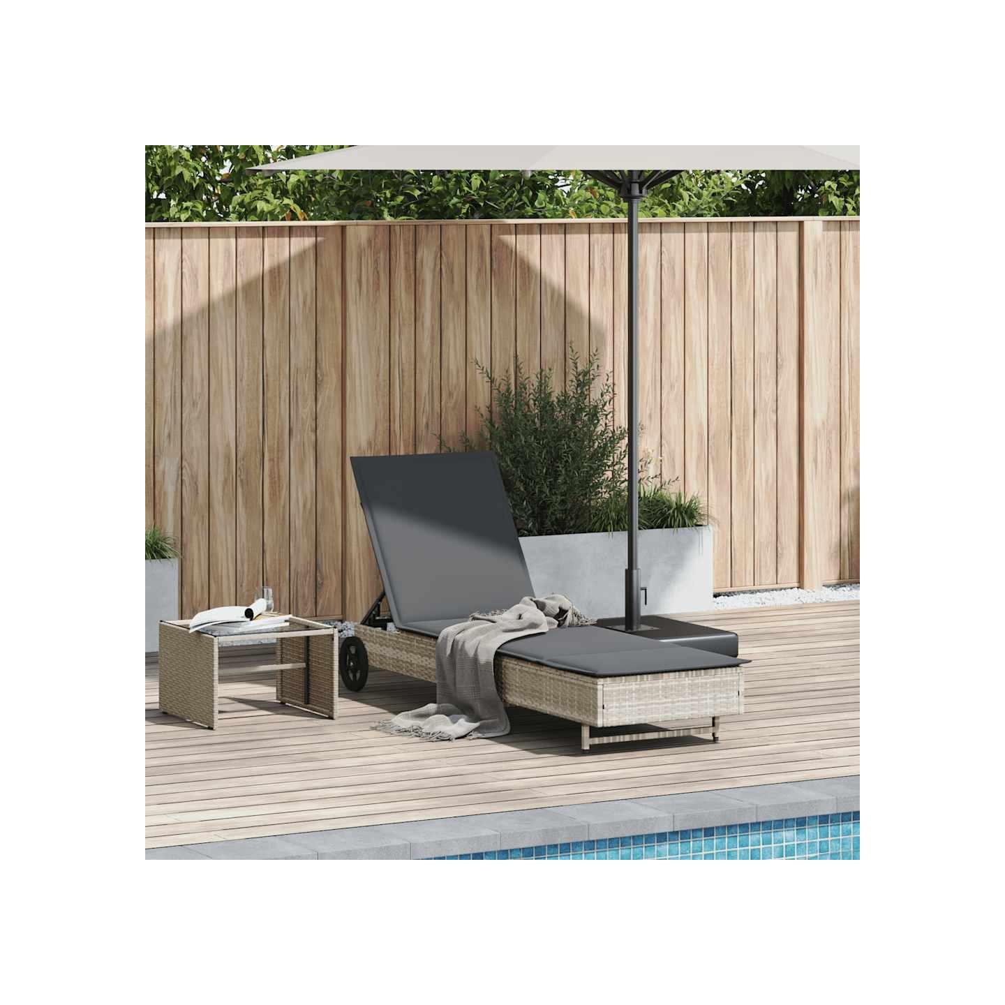 Chaise longue avec roues et coussins gris clair résine tressée