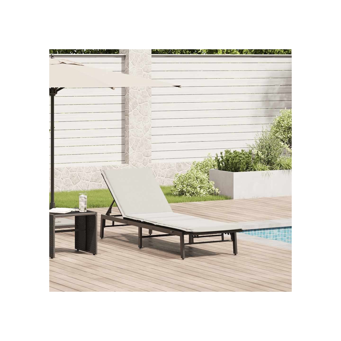 Chaise longue avec coussin en rotin synthétique noir
