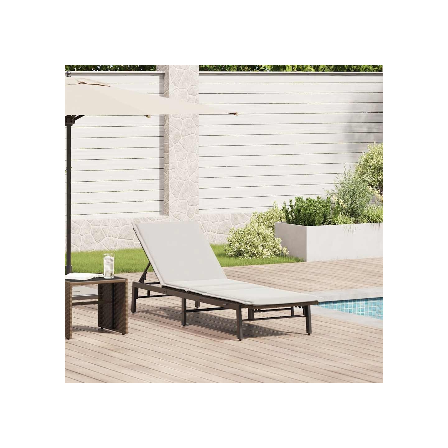 Chaise longue avec coussin marron résine tressée