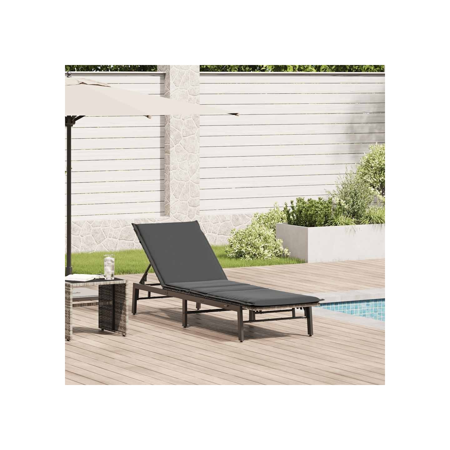 Chaise longue avec coussin en rotin synthétique gris clair