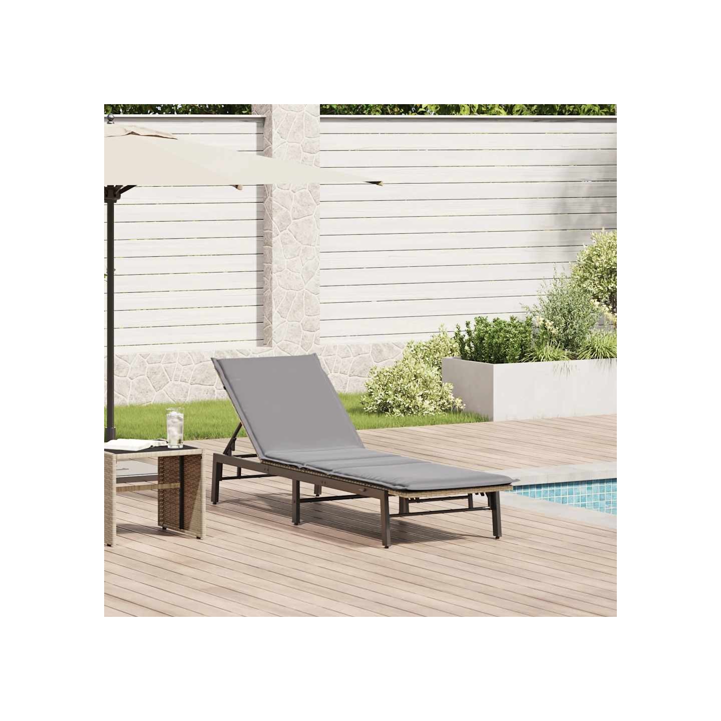 Chaise longue avec coussin beige résine tressée