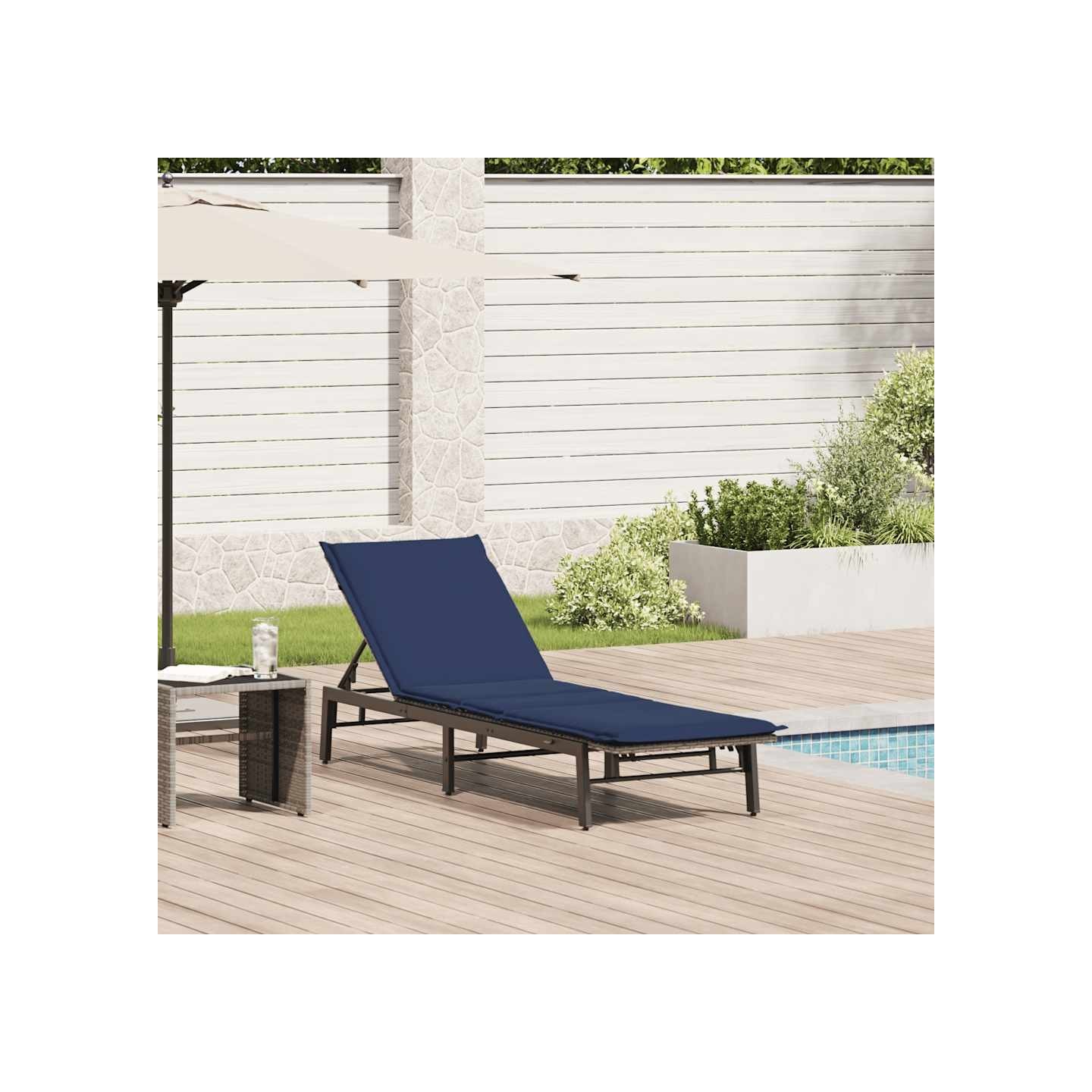 Chaise longue avec coussin gris résine tressée