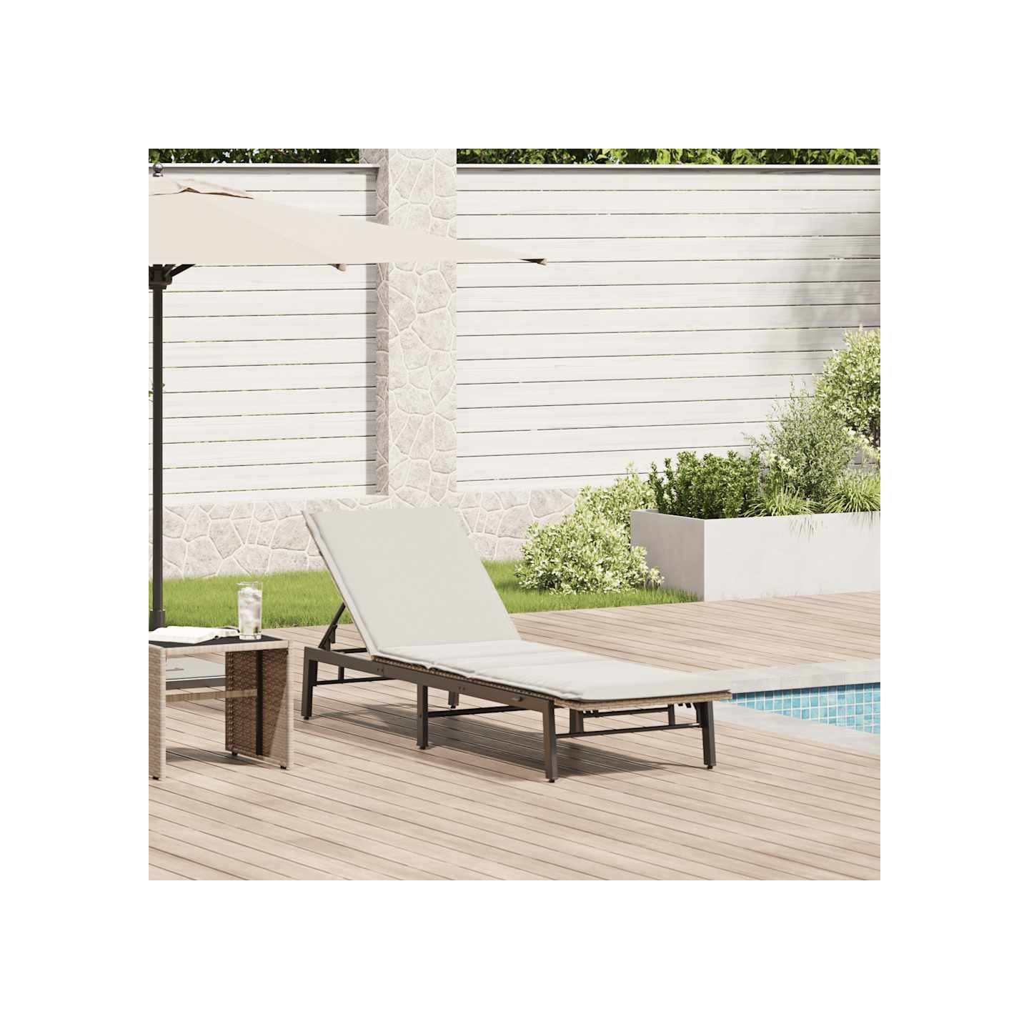 Chaise longue avec coussin beige résine tressée
