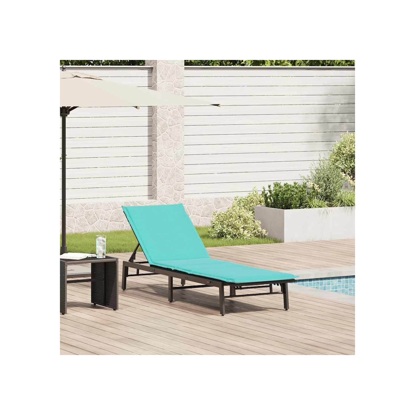 Chaise longue avec coussin en rotin synthétique noir