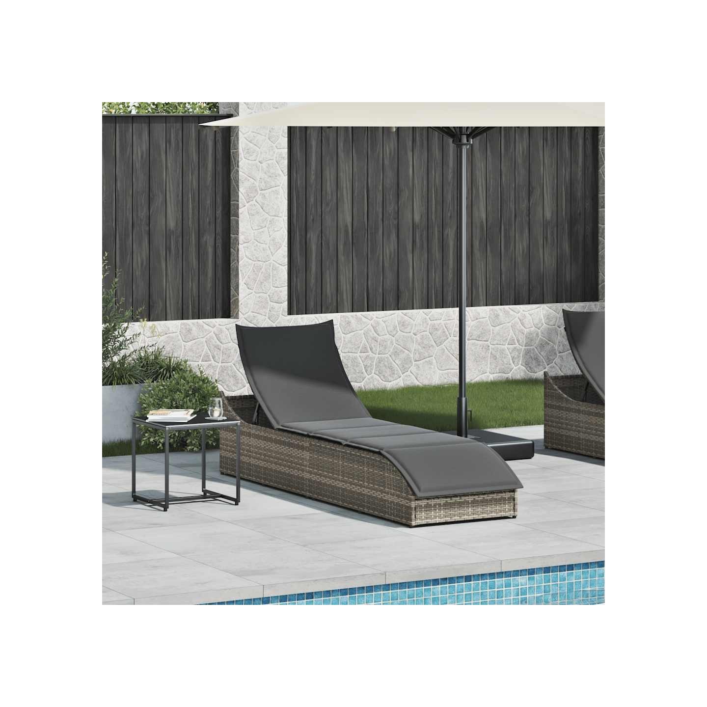 Chaise longue pliante coussin et rangement gris résine tressée